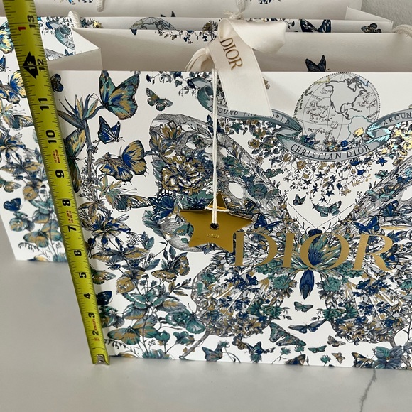 TWO RARE DIOR HOLIDAY GIFT SHOPPING BAG WITH RIBBON AND GOLD STAR 16.5x12x5 ⭐️ - Picture 3 of 7